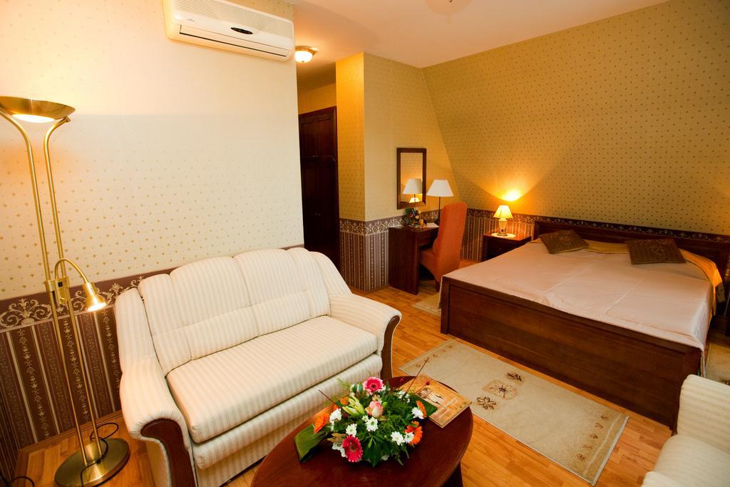 Goecsej Palatinus Etterem Es Panzio Aparthotel Zalaegerszeg Room photo