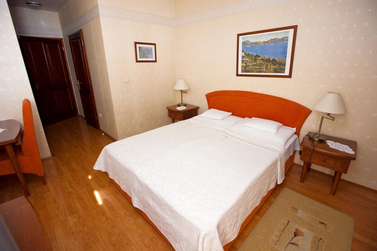 Goecsej Palatinus Etterem Es Panzio Aparthotel Zalaegerszeg Exterior photo